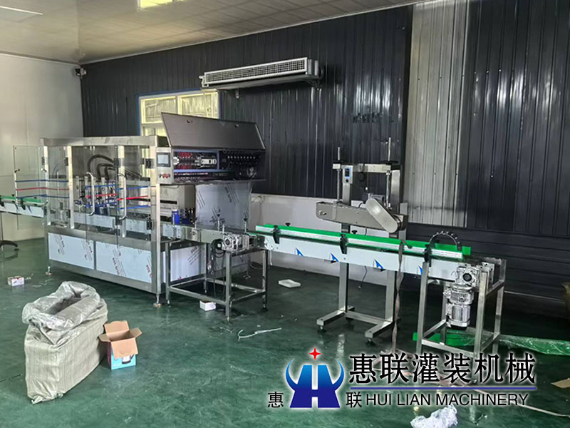 調(diào)味料灌裝機(jī)安裝現(xiàn)場(chǎng)